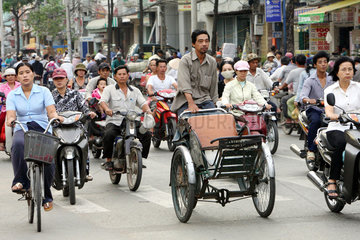 Ueberfuellter Strassenverkehr in Saigon