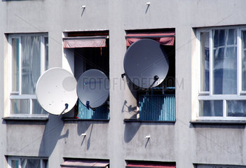 Satellitenschuesseln an einem Wohnhaus  Berlin