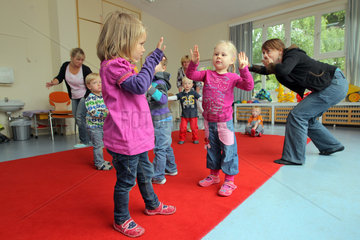 Flensburg  Deutschland  in der staedtischen Kindertagesstaette Stuhrsallee findet ein Sprachtheaterspiel-Projekt statt