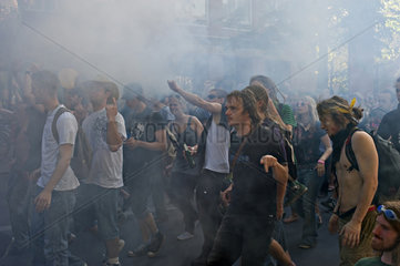 Berlin  Deutschland  Demonstranten auf der Strasse im Rauch