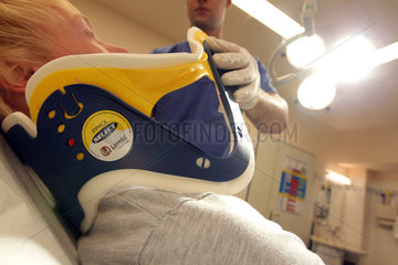Flensburg  Deutschland  ein Patient bekommt eine Halskrause in der Notaufnahme des Diakonissenkrankenhauses Flensburg