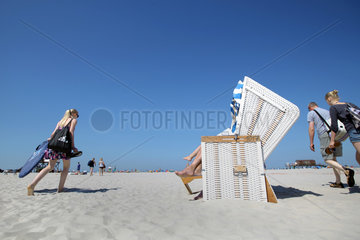 Sankt Peter-Ording  Deutschland  Besucher in einem Strandkorb am Strand