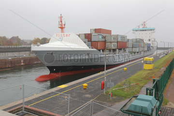Kiel  Deutschland  ein Containerschiff in der Grossen Schleuse Kiel-Holtenau