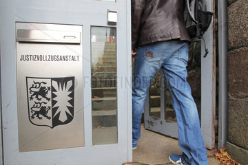 Flensburg  Deutschland  Mann betritt die Justizvollzugsanstalt Flensburg