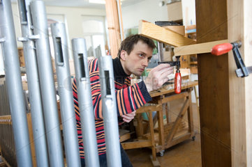 Meiningen  Deutschland  Orgelbauer in seiner Werkstatt