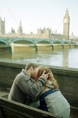 Kuessendes Paar vor Parlament und Big Ben  London