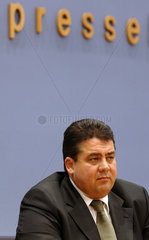 Berlin  Bundesumweltminister Sigmar Gabriel (SPD) auf der Bundespressekonferenz