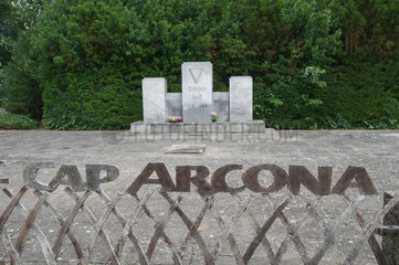 Neustadt  Deutschland  der zentrale Gedenkstein auf dem Ehrenfriedhof Cap Arcona