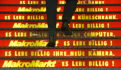 Berlin  Werbung fuer Makromarkt auf Treppe