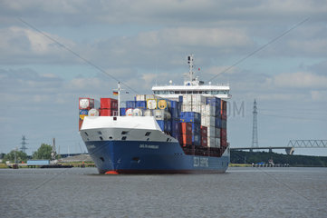 Brunsbuettel  Deutschland  das Containerschiff Delta Hamburg im Nord-Ostsee-Kanal