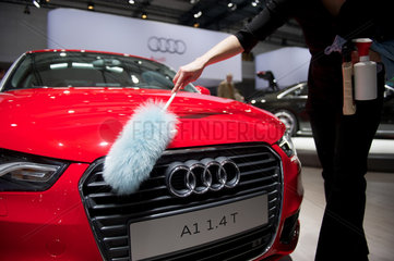 Hamburg  Deutschland  Frau reinigt einen einen Audi A1