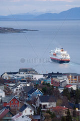 Die Finnmarken laeuft aus dem Hafen von Harstad aus (Norwegen)