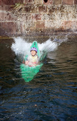 Strasbourg  ein Kind trainiert mit seinem Kanu am Fluss Ill