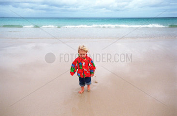 Kleines Kind am Strand  Fuerteventura