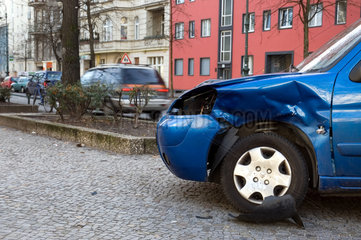 Berlin  Deutschland  Unfallauto auf einem Buergersteig