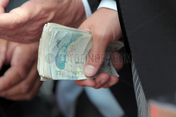 Ascot  Grossbritannien  englische Geldscheine in einer Hand
