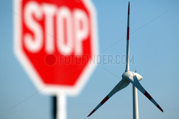 Horstedt  Deutschland  Stopschild vor einer Windkraftanlage