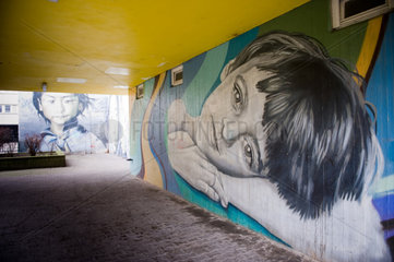 Berlin  Deutschland  Street-Art im Durchgang eines Wohnhauses