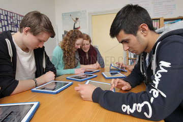 Flensburg  Deutschland  Schueler benutzen iPads fuer den Unterricht
