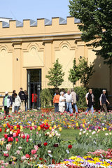 BUGA 2007: Blumen und Besucher im Hofwiesenpark in Gera