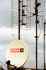 Poznan  Satellitenschuessel von Cyfra+ und Antennen auf einem Dach