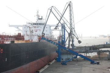 Brunsbuettel  Deutschland  ein Tanker am Elbehafen Brunsbuettel