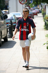Posen  Polen  ein junger Fussballspieler spaziert durch die Stadt