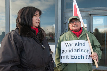 Itzehoe  Deutschland  Ernst Molkenthien (Die Linke) und Birgit Herdejuergen (MdB  SPD) vor der Prinovis Druckerei