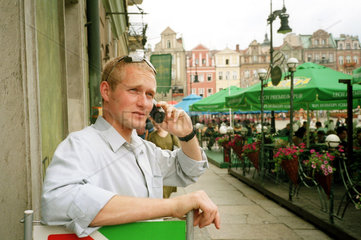 Mann mit Handy in Posen (Poznan)  Polen