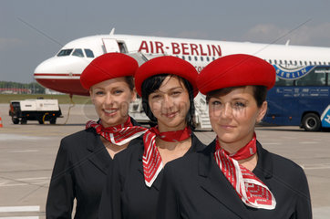 Hostessen vor Air-Berlin-Maschine
