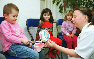Kinder lernen Zaehneputzen  Berlin