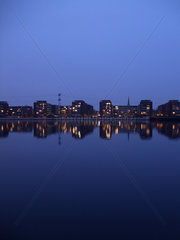Berlin  Deutschland  blaue Stunde am Rummelsburger See