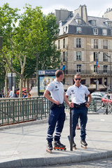 Paris  Frankreich  zwei Polizisten auf Inline-Skates in der Innenstadt