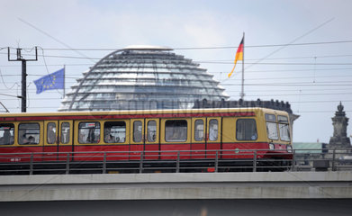 Berlin  Deutschland  S-Bahn im Regierungsviertel  im Hintergrund die Reichstagskuppel