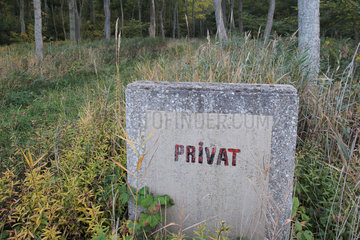 Otterup  Daenemark  Stein mit der Aufschrift -privat- an einem Waldgrundstueck