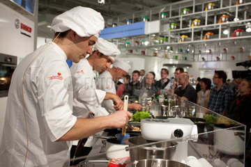 Berlin  Deutschland  Koeche kochen bei Bosch auf der IFA 2010