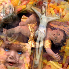 Fotomontage aus Puppen  Jesus am Kreuz und Suessem