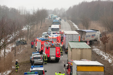 Heiligenstedten  Deutschland  Stau und Bergungsarbeiten nach einem Verkehrsunfall
