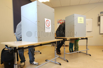 Flensburg  Deutschland  Waehler im Wahllokal anlaesslich der Bundestagswahl 2013