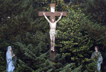 Jesuskreuz in einem Klostergarten
