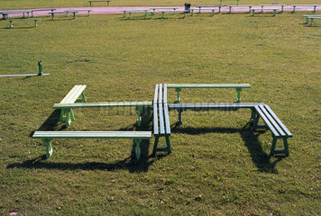Zu einem Hakenkreuz aufgestellte Sitzbaenke  Estland