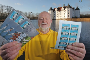 Gluecksburg  Deutschland  Postmitarbeiter praesentiert die Sondermarke Schloss Gluecksburg