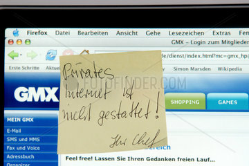 Berlin  Notizzettel am PC-Bildschirm