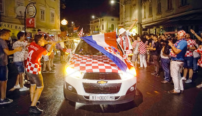 Kroatische Fussballfans jubeln