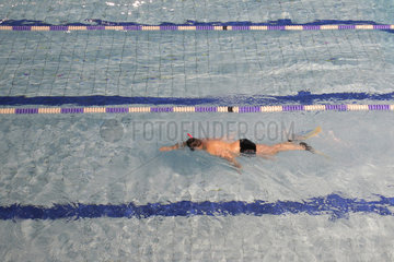 Flensburg  Deutschland  Schwimmer in einem Schwimmbad