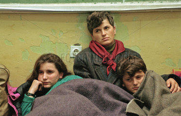 Travnik  Bosnien und Herzegowina  bosnische Fluechtlinge erschoepft auf dem Boden eines Kellers