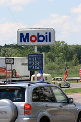 Warners  USA  Tankstellenschild auf dem Mittelstreifen eines Highways