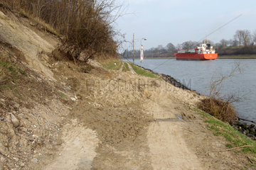 Neuwittenbek  Deutschland  Hangrutsch auf den Versorgungsweg am Nord-Ostsee-Kanal bei Neuwittenbek