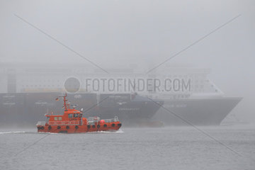Kiel  Deutschland  Schiffsverkehr im Nebel in der Kieler Foerde