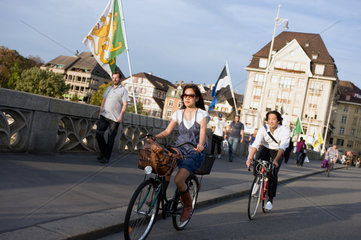 Basel  Schweiz  Passanten und Fahnen der Basler Gemeinden auf der Mittleren Bruecke